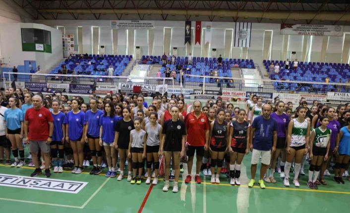 Minik voleybolcular Zafer Bayramı için oynadı