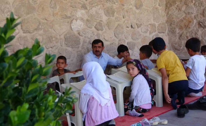 Minikler yaz Kur’an kursunda hat sanatını öğreniyor