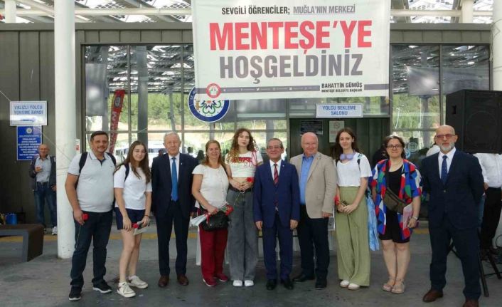 Muğla’da üniversite öğrencilerine karanfilli karşılama