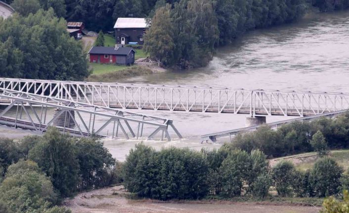 Norveç’te şiddetli yağışlar nedeniyle demir yolu köprüsü çöktü