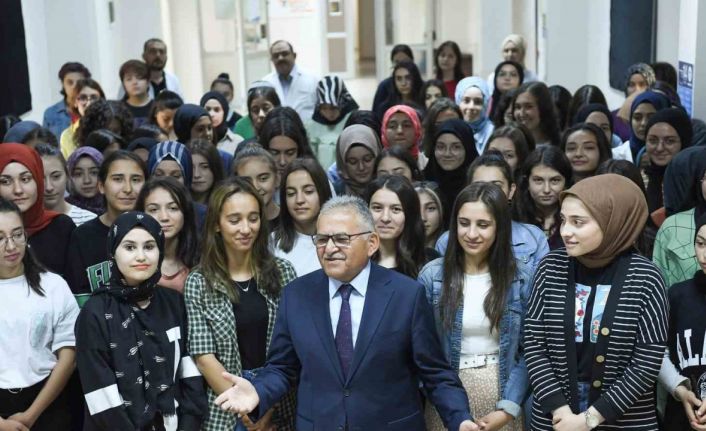 Öğrenci dostu Başkan Büyükkılıç’ın kırtasiye desteği bu yıl da sürecek