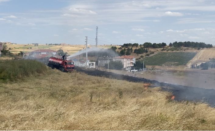 Otluk alanda çıkan yangın, evlere ulaşmadan söndürüldü