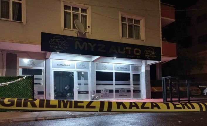 Oto galeriye silahlı saldırı: Kurşunlayıp otomobille kaçtılar