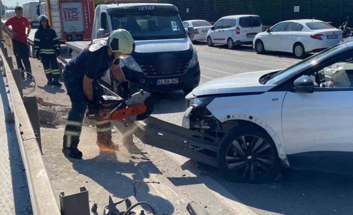 Otomobil bariyerlere ok gibi saplandı:1 yaralı
