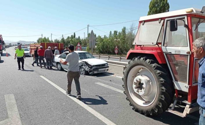 Otomobil ile traktörün çarpışması sonucu 3 kişi yaralandı.