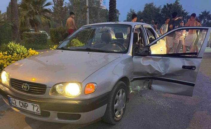 Otoparktan çıkan otomobile çarpan motosiklet sürücüsü ağır yaralandı