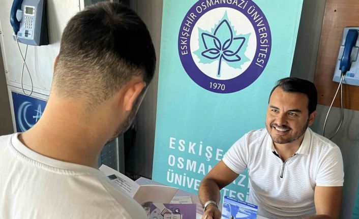 (ÖZEL) Eskişehir’e yeni ayak basan öğrencileri üniversite yetkilileri karşılıyor