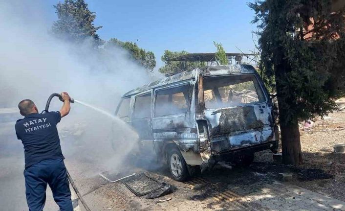 Park halindeki minibüs alev alev yandı