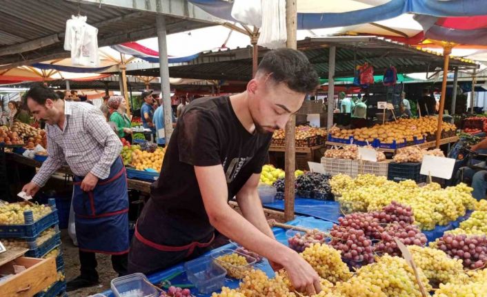 Pazar tezgahları üzümle süslendi