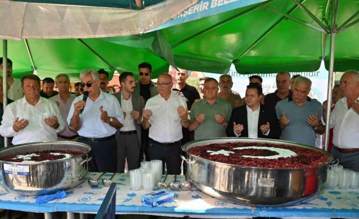 Pazar yerinde vatandaşlara aşure ikramı