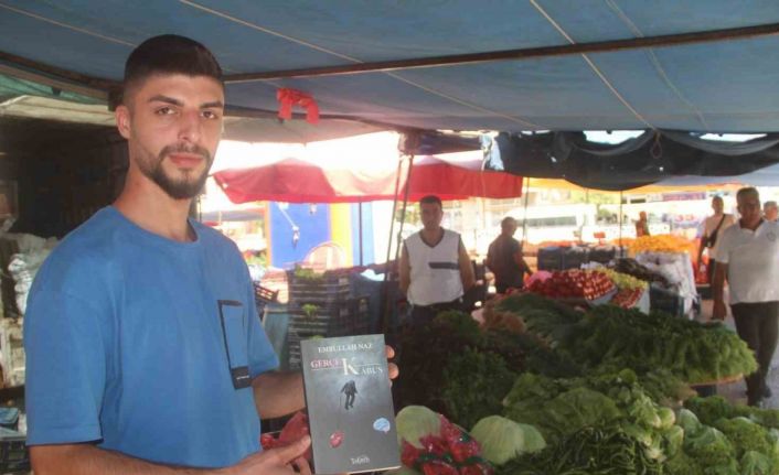 Pazarda çalışırken tezgah arkasında aldığı notlarla kitap çıkardı