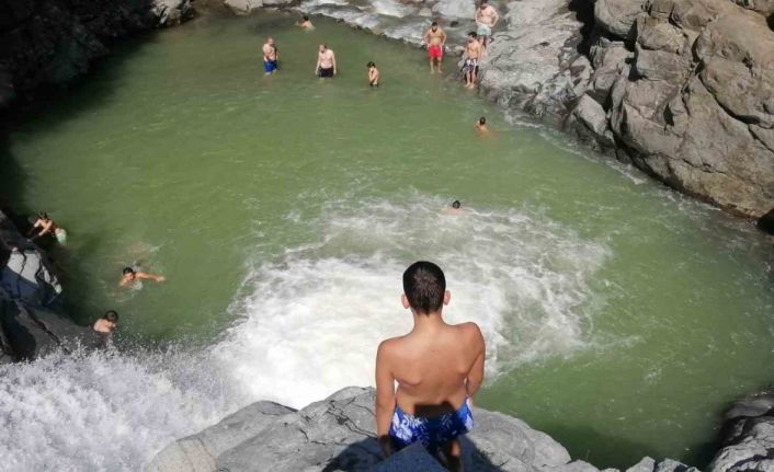 Rize’nin Güneysu ilçesinde sıcaktan bunalanlar soluğu Katarahte Şelalesi’nde alıyor