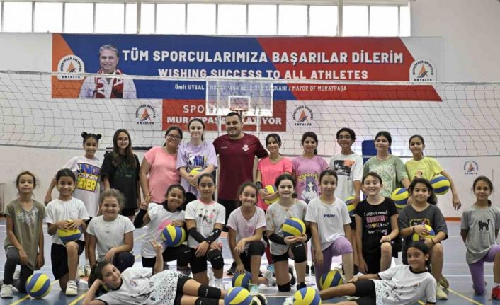 Sadece voleybol değil rakibe saygıyı da öğreniyorlar