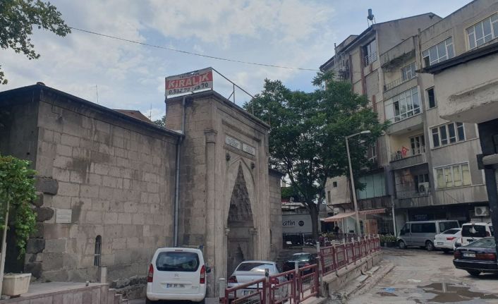 Sahibinden ‘kurumsala kiralık’ 591 yıllık medrese