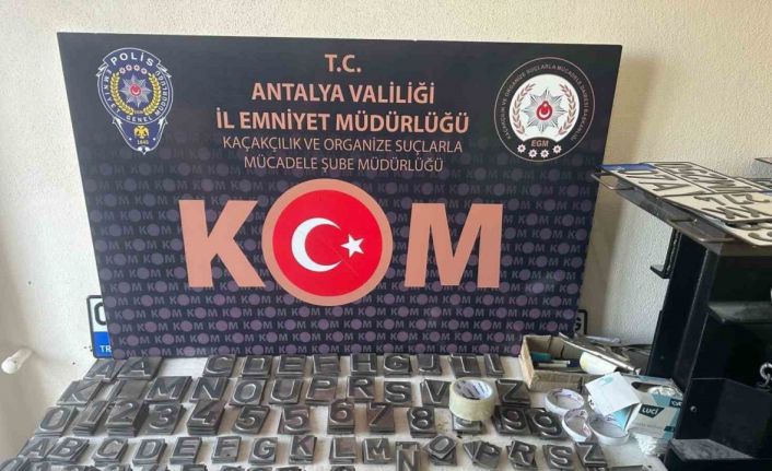 Sahte plakalar bastı, internet üzerinden satışa çıkardı