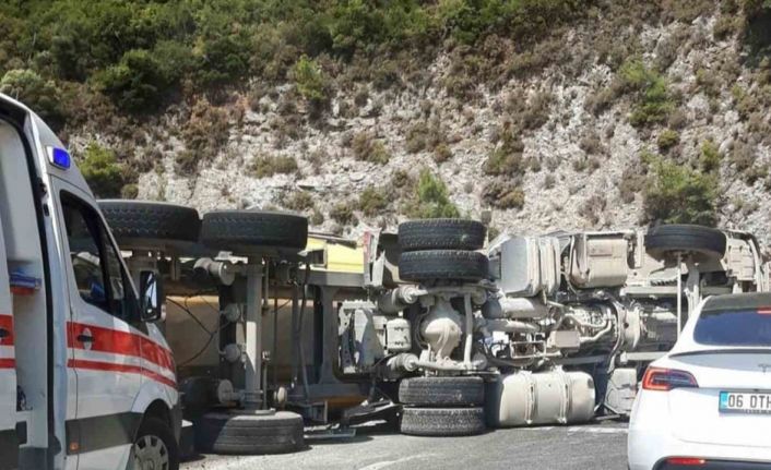 Sakar’da kamyon devrildi, yol trafiğe kapandı