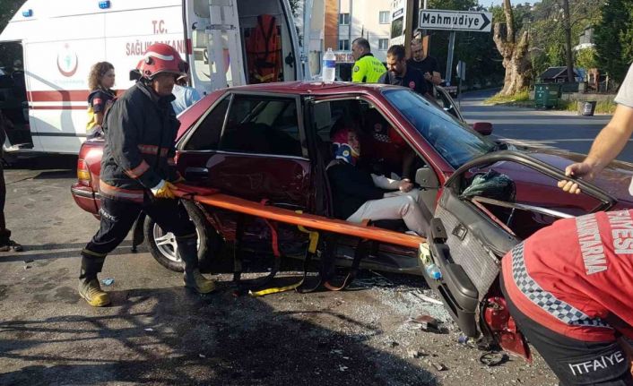 Sakarya’da iki otomobil çarpıştı: 2 yaralı