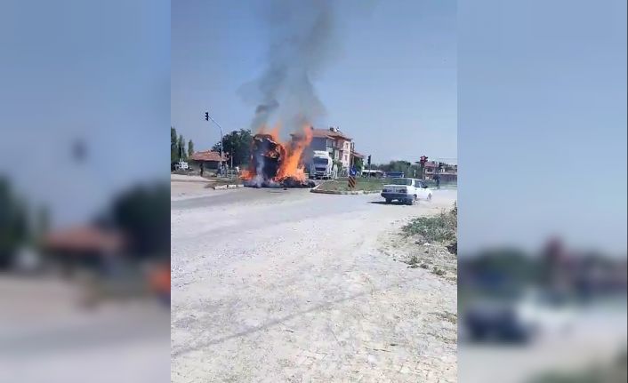 Saman yüklü römork yangını karayolunda paniğe neden oldu
