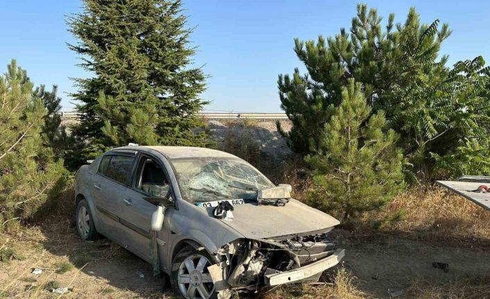 Şarampole girip ağaçlara çarpan otomobilde 4 kişi yaralandı