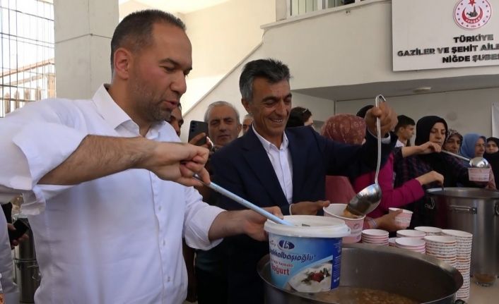 Şehitler için aşure dağıtıldı