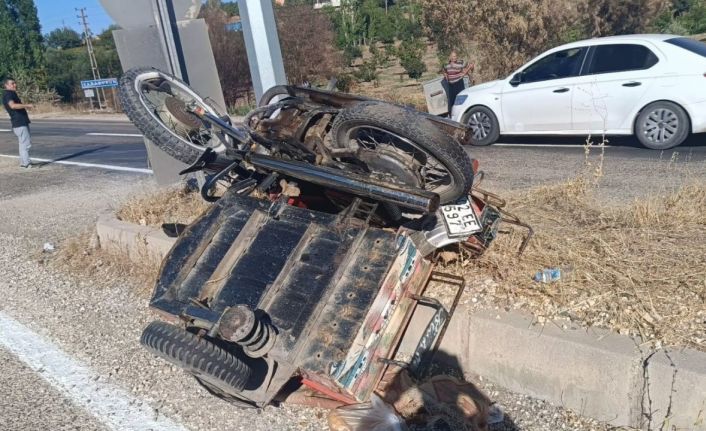 Sepetli motosiklet ile otomobil çarpıştı: 1 yaralı