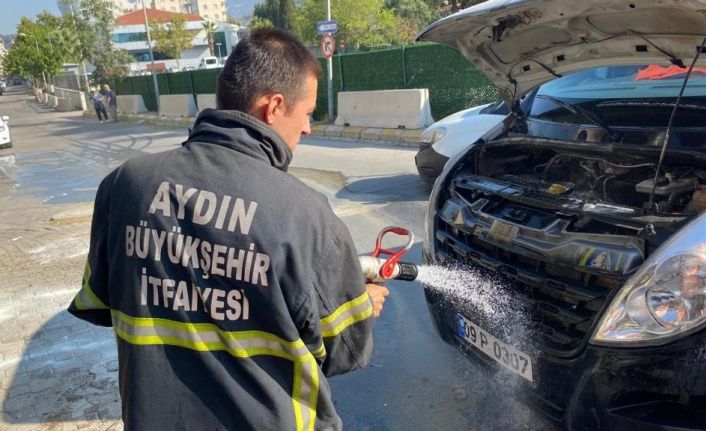 Seyir halindeki araçta çıkan yangın panikletti