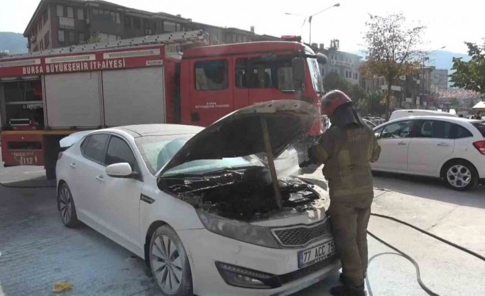 Seyir halindeki otomobil alev alev yandı