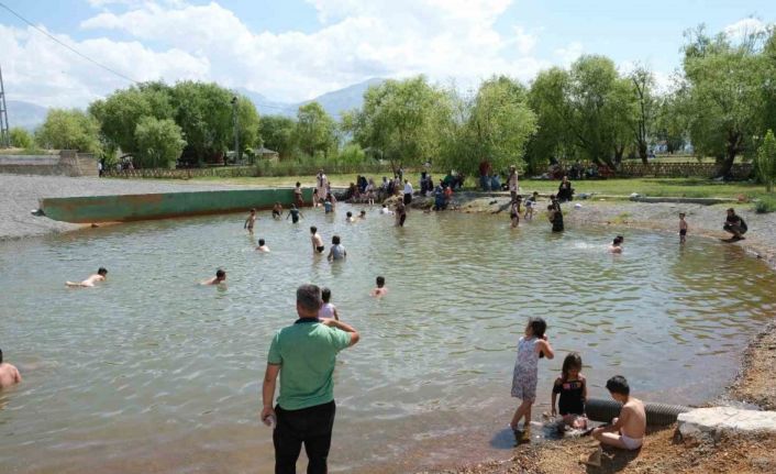 Sıcaktan bunalan çocuklar havuzda serinledi