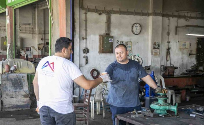 Sıcaktan bunalan emekçiler, buz gibi limonatayla serinledi