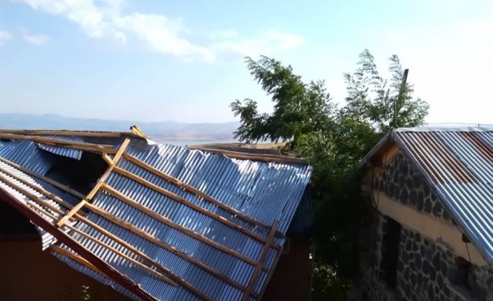 Şiddetli rüzgar evin çatısını uçurdu