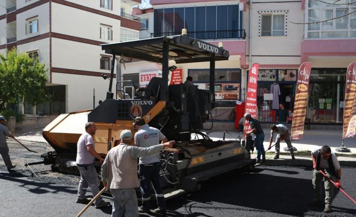 Sincan’da sıcak asfalt çalışması devam ediyor