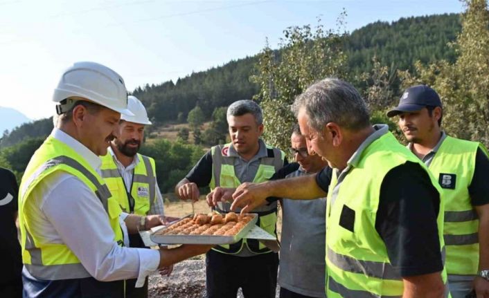 Sındırgı’ya kilometrelerce sıcak asfalt