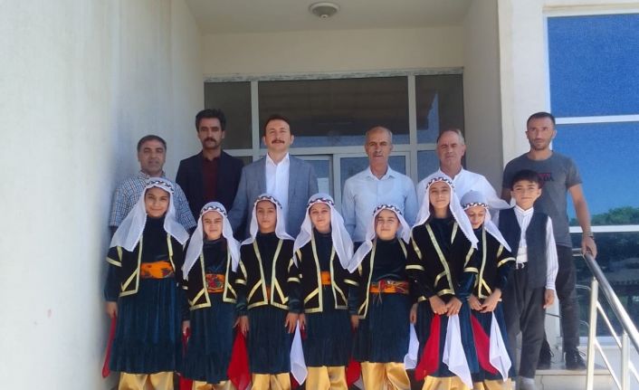 Solhan HEM’de kız öğrencilere folklor kıyafeti hediyesi