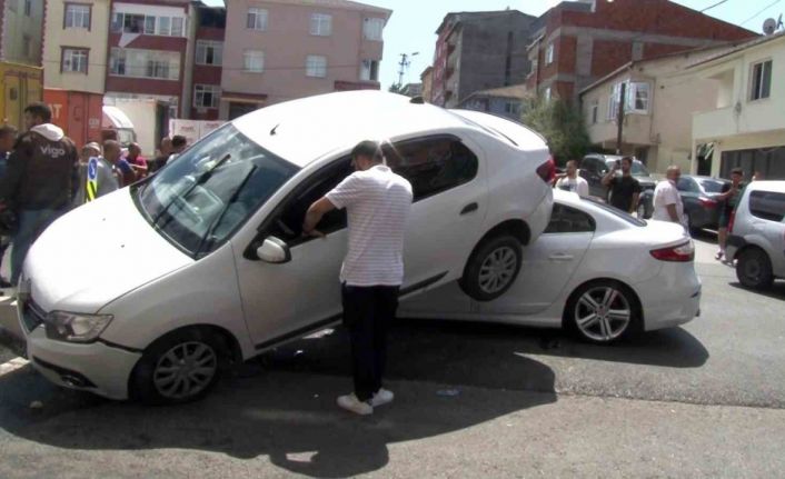 Sultanbeyli’de refüje çıkan aracın altına otomobil girdi: 2 yaralı