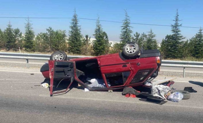 Taklalar atıp ters dönen otomobilde 3 kişi yaralandı