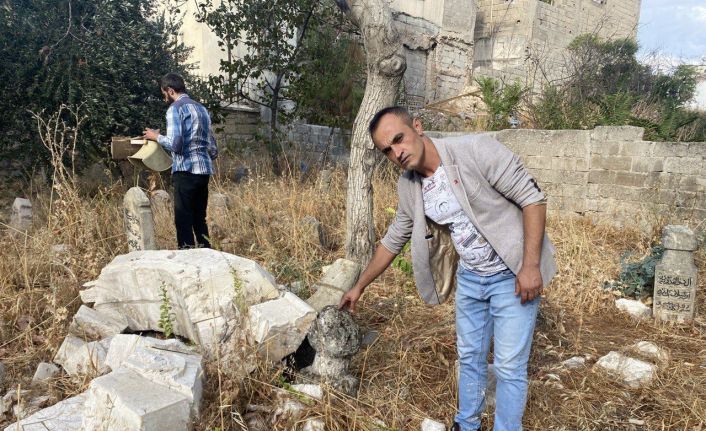 Tarihi caminin minaresi tarihi mezarların üzerine yıkıldı