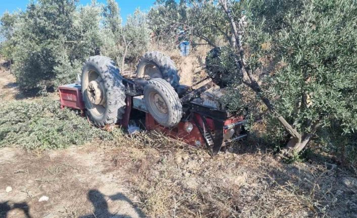 Tarlasına giderken traktörünün altında can verdi