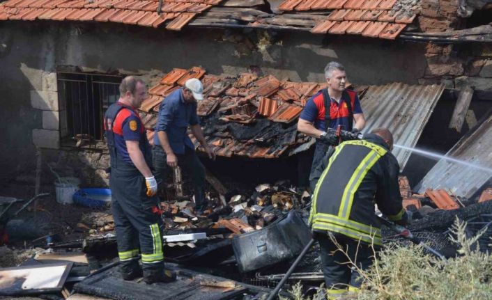 Tavşanlı’daki baraka yangınında tavuklar telef oldu