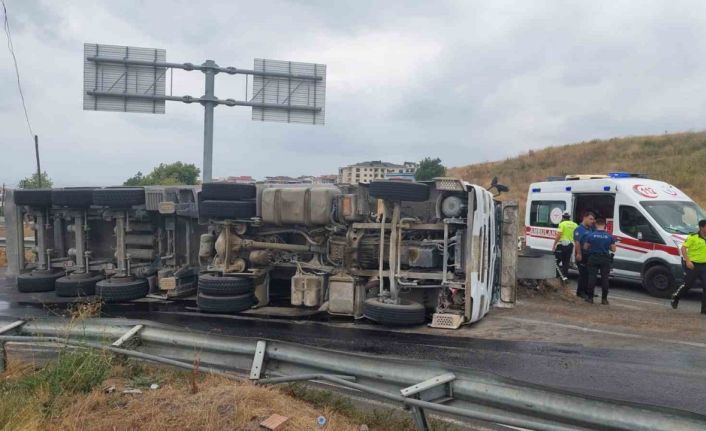 Tekirdağ’da mıcır yüklü tır devrildi: 1 yaralı