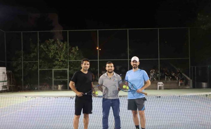 Tenis turnuvası Selçuk Kılıç kazandı.