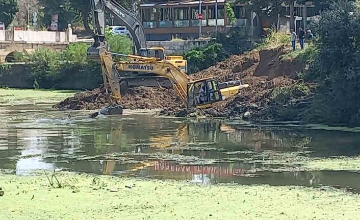 Tunca Nehri’ndeki kirliliği temizleyen iş makinaları balçıkta mahsur kaldı