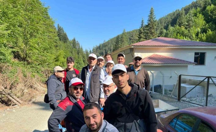 Türkülere konu olan Ilgaz Dağı’nın zirvesinde dev Türk bayrağı dalgalandırıldı