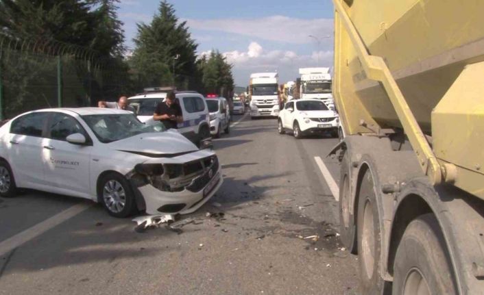 Tuzla’da otomobil ile hafriyat kamyonu çarpıştı: 3 yaralı