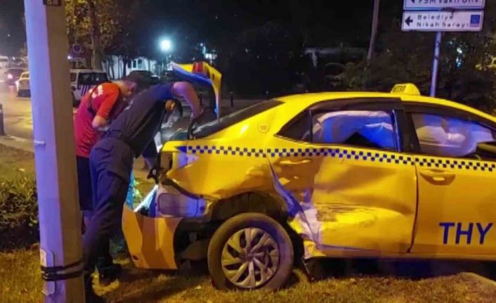 Üsküdar’da dolmuş ile taksi çarpıştı: 3 yaralı