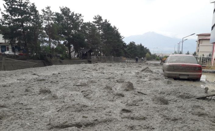 Üzümlü’de sel zarara yol açtı