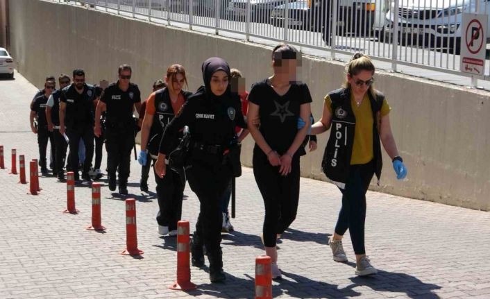 Valiz içerisinde binlerce uyuşturucu hap ele geçirildi