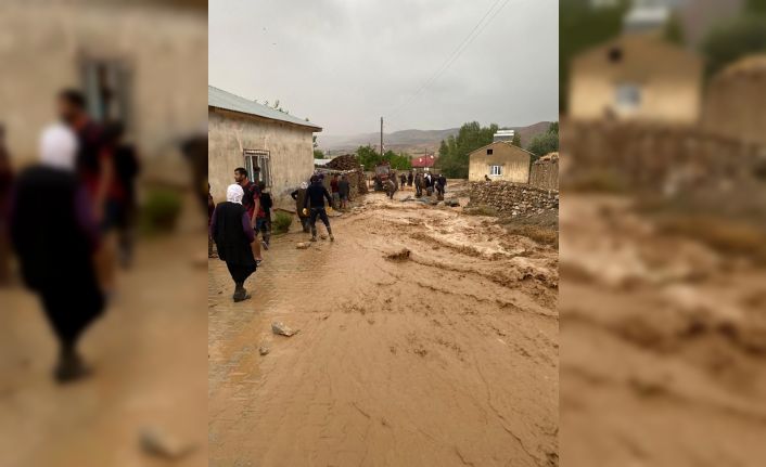 Van’da sağanak su baskınlarına neden oldu