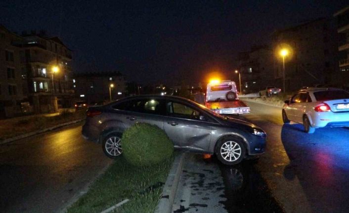 Virajı alamayan otomobil refüje çıkarak durabildi