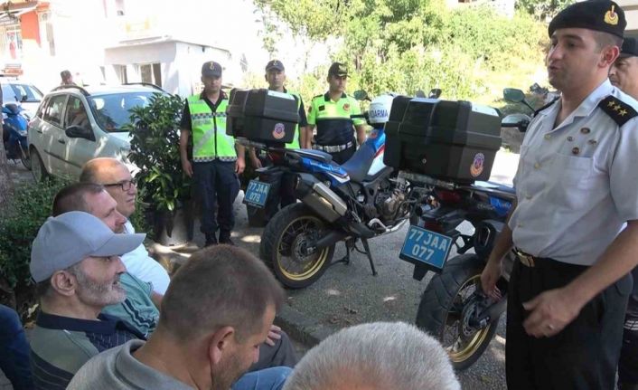 Yalova’da jandarma kask kullanımının önemini anlatıyor