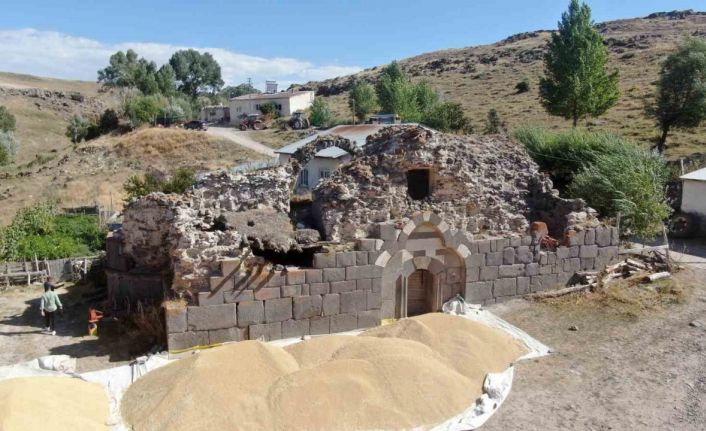 Yıllarca definecilerin talanına uğrayan kilise restore edilmeyi bekliyor